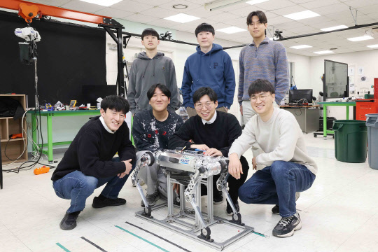 황보제민 KAIST 기계공학과 교수(뒷줄 왼쪽 두번째)와 연구팀이 사족로봇 '라이보'와 기념촬영을 하고 있다.  KAIST 제공
